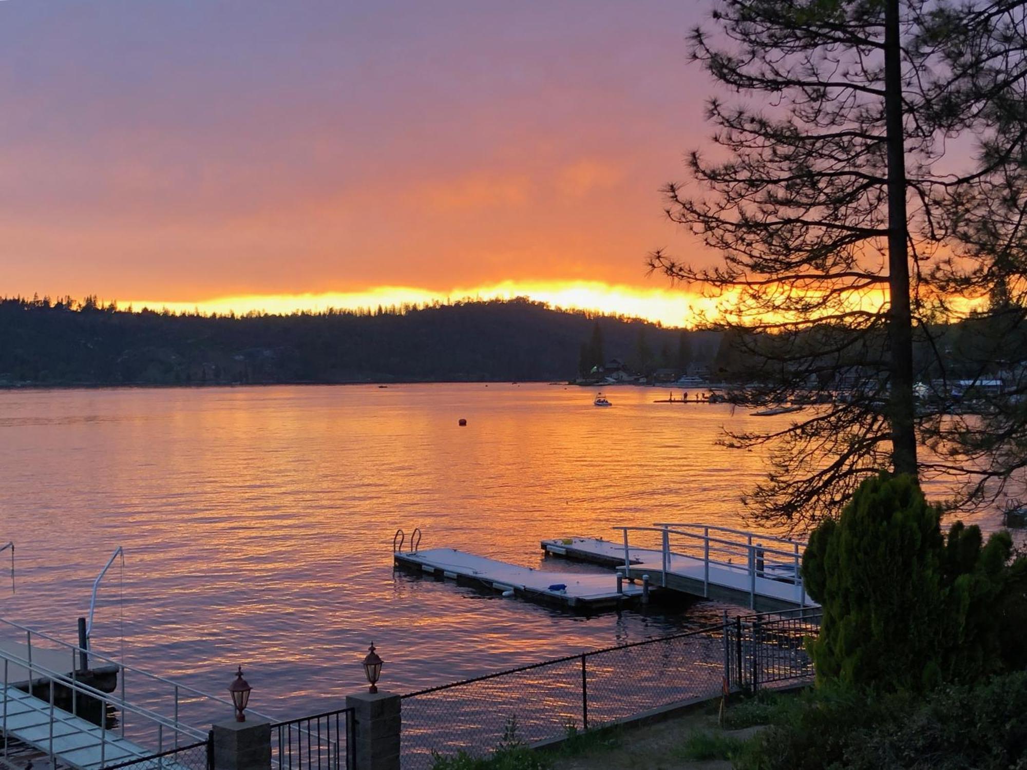 Eagles Nest At Bass Lake Near Yosemite With Boat Dock 外观 照片