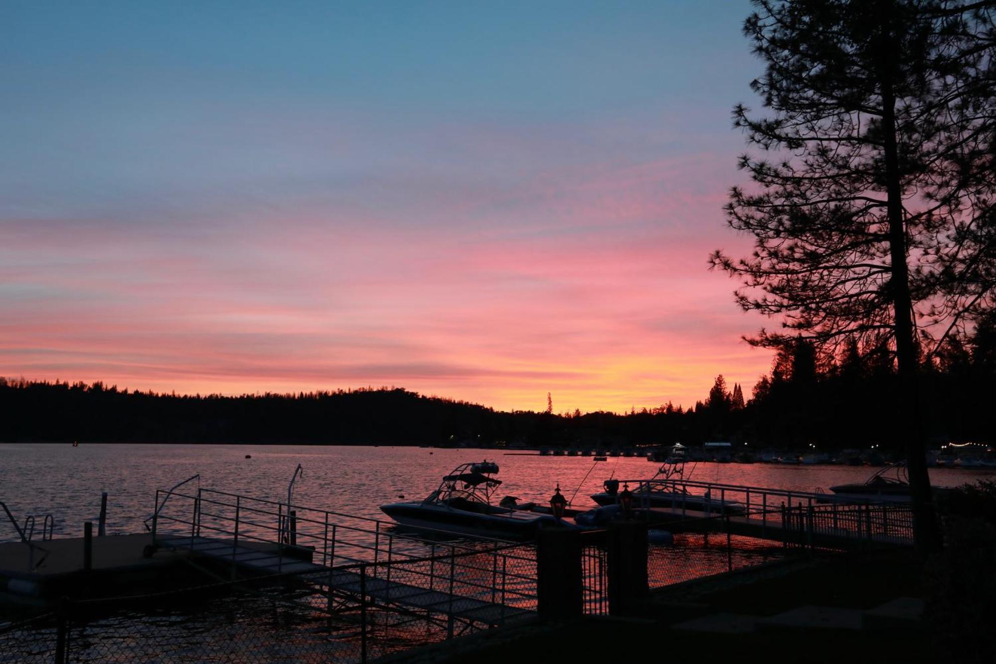Eagles Nest At Bass Lake Near Yosemite With Boat Dock 外观 照片